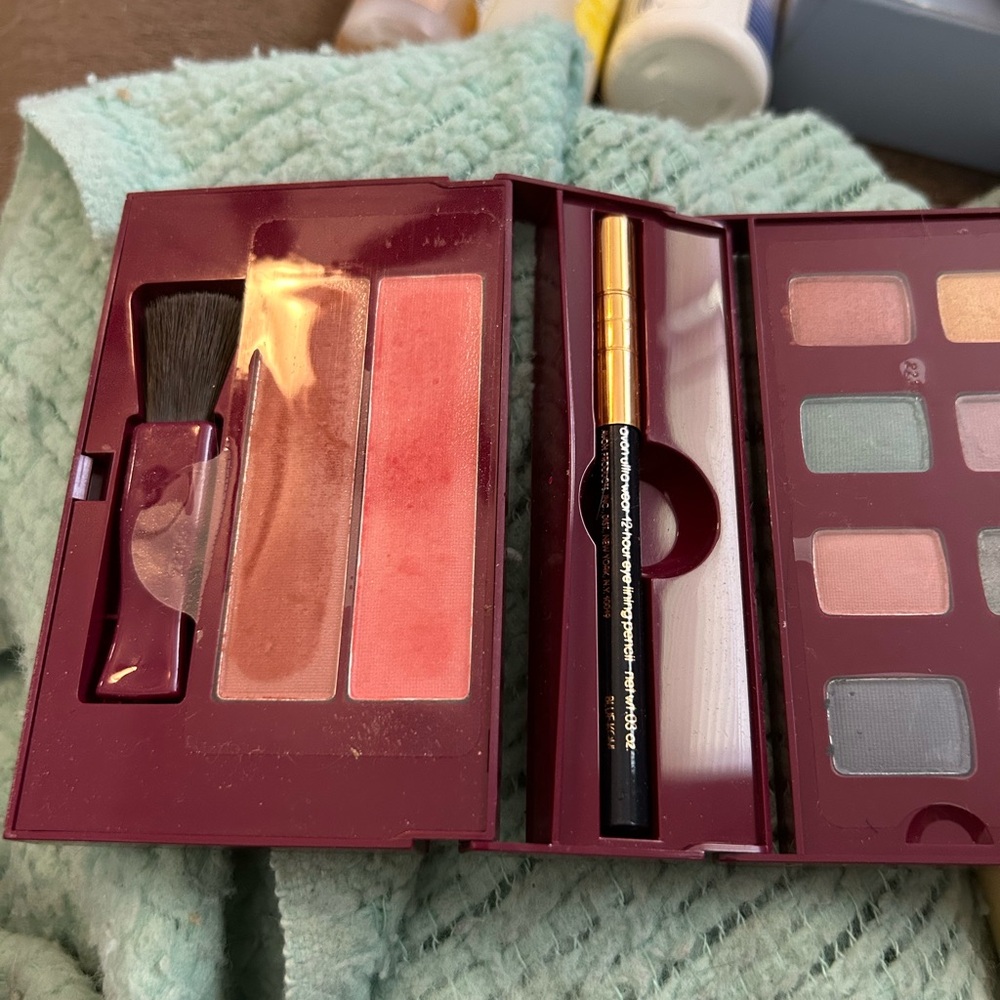 AVON ULTRA WEAR COLOR-TO-GO COUNTRY COLLECTION MAKEUP KIT